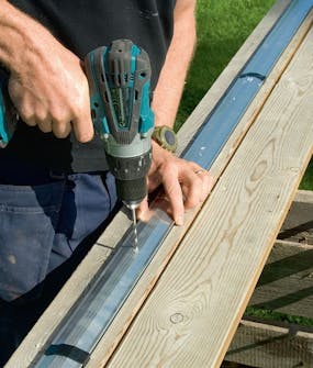 Byg selv udestue: Profilerne forsynes med huller Byg selv udestue: Profilerne forsynes med huller